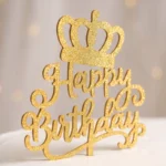 ettaglio del cake topper Happy Birthday con corona in oro glitter su torta bianca